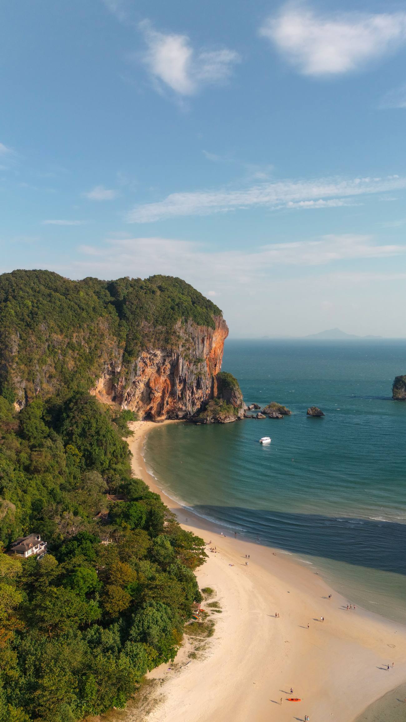 Vista aérea de los acantilados de caliza de Railay, en Krabi.