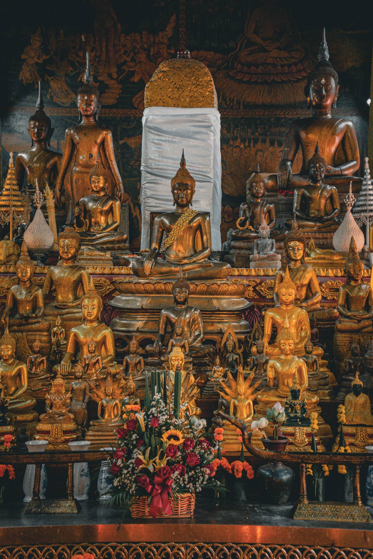 Altar budista en un templo de Bangkok.