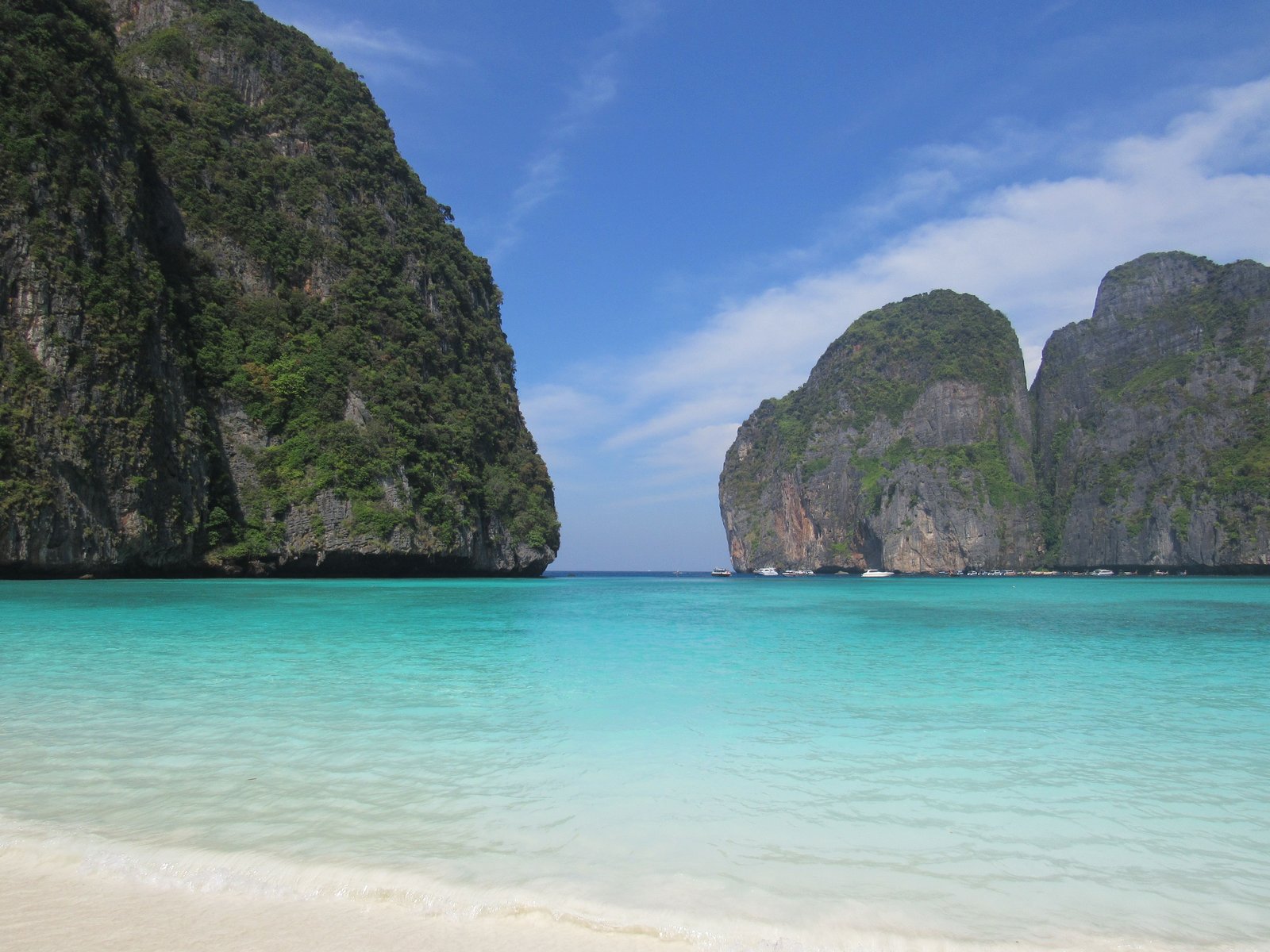 Maya Bay, con sus acantilados de caliza y aguas turquesas.