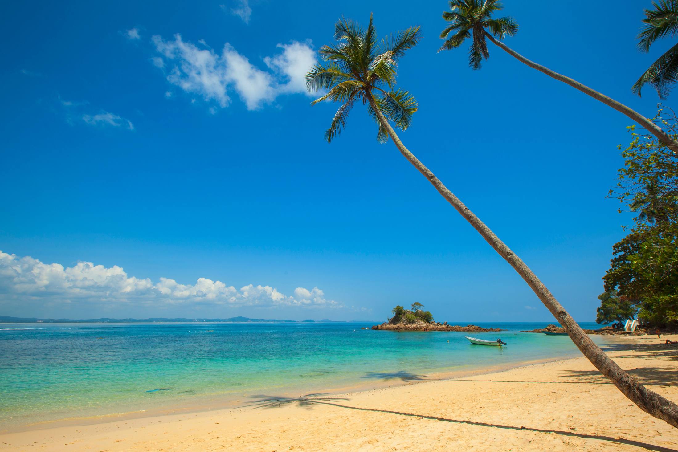 Costa del mar de Andamán, Tailandia, con acantilados de caliza sobre el agua turquesa.
